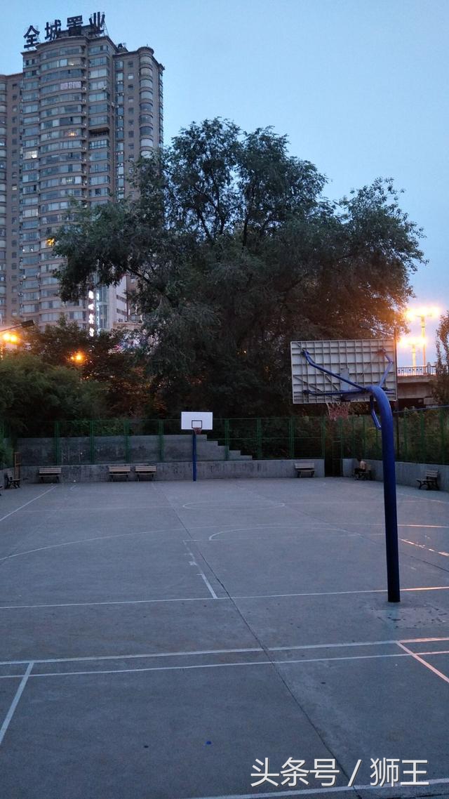 惊愕！足球场的功用不是踢足球竟是用来遛弯