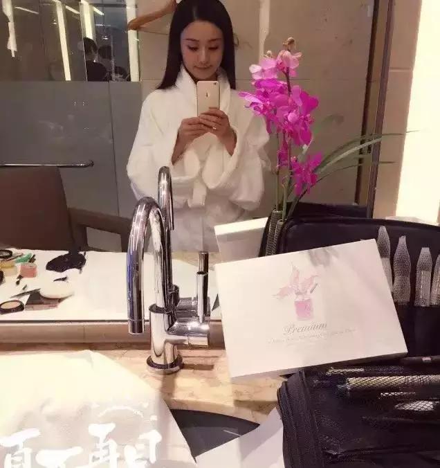 杨幂赵丽颖化妆台，她们都爱用这些化妆品！