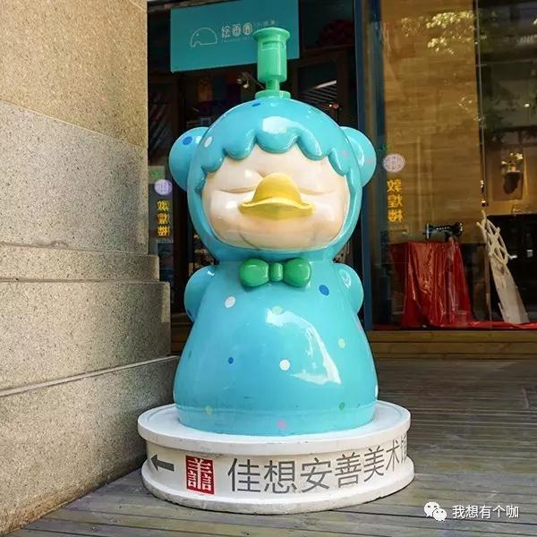 他辞去国企高管工作，把独立电影社搬进可以画画、喝咖啡的美术馆