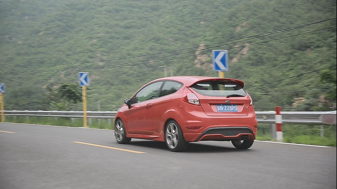 MT、布座椅、没加热、天窗、导航，偏执的选择——嘉年华ST！