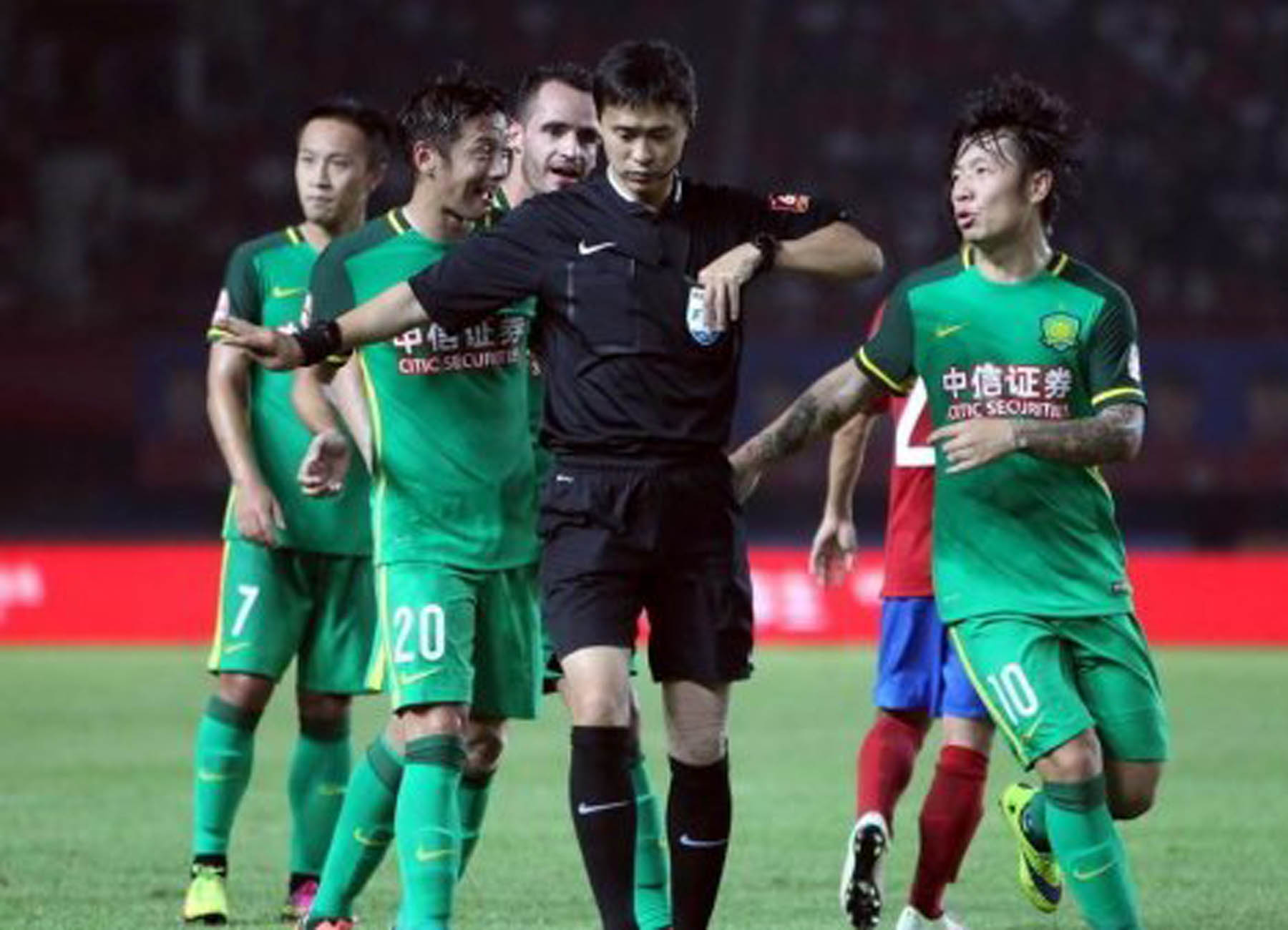 主裁艾堃的数次判罚引发赛后争议,津媒批评中超艾堃