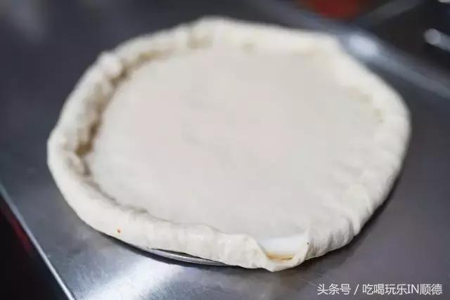 汪涵吴秀波关之琳宋茜刷爆票圈时，这个镶金边的pizza却火了