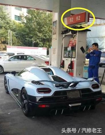 天上下着蒙蒙小雨,这宝马敞篷车挺有个性,披着1张破塑料纸就上路了