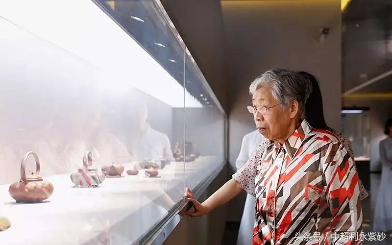 敬佩!一把提梁被拍出368万!众人都要订制此壶,她却说……