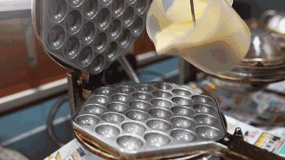 汪涵吴秀波关之琳宋茜刷爆票圈时，这个镶金边的pizza却火了