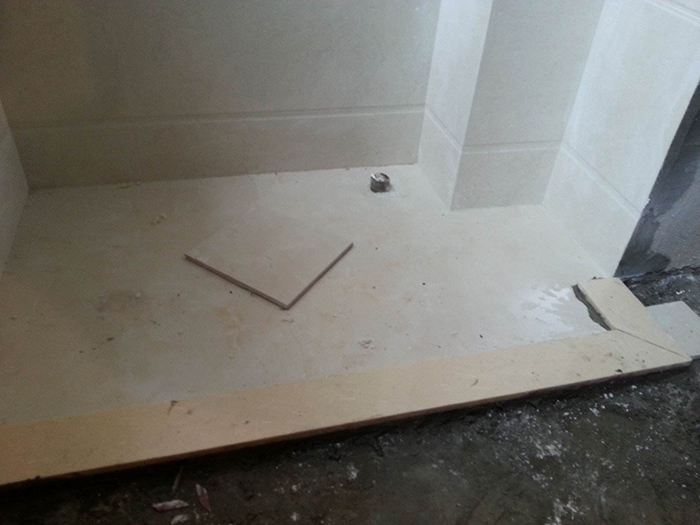 卫生间瓷砖噼啪响,卫生间瓷砖往外渗水