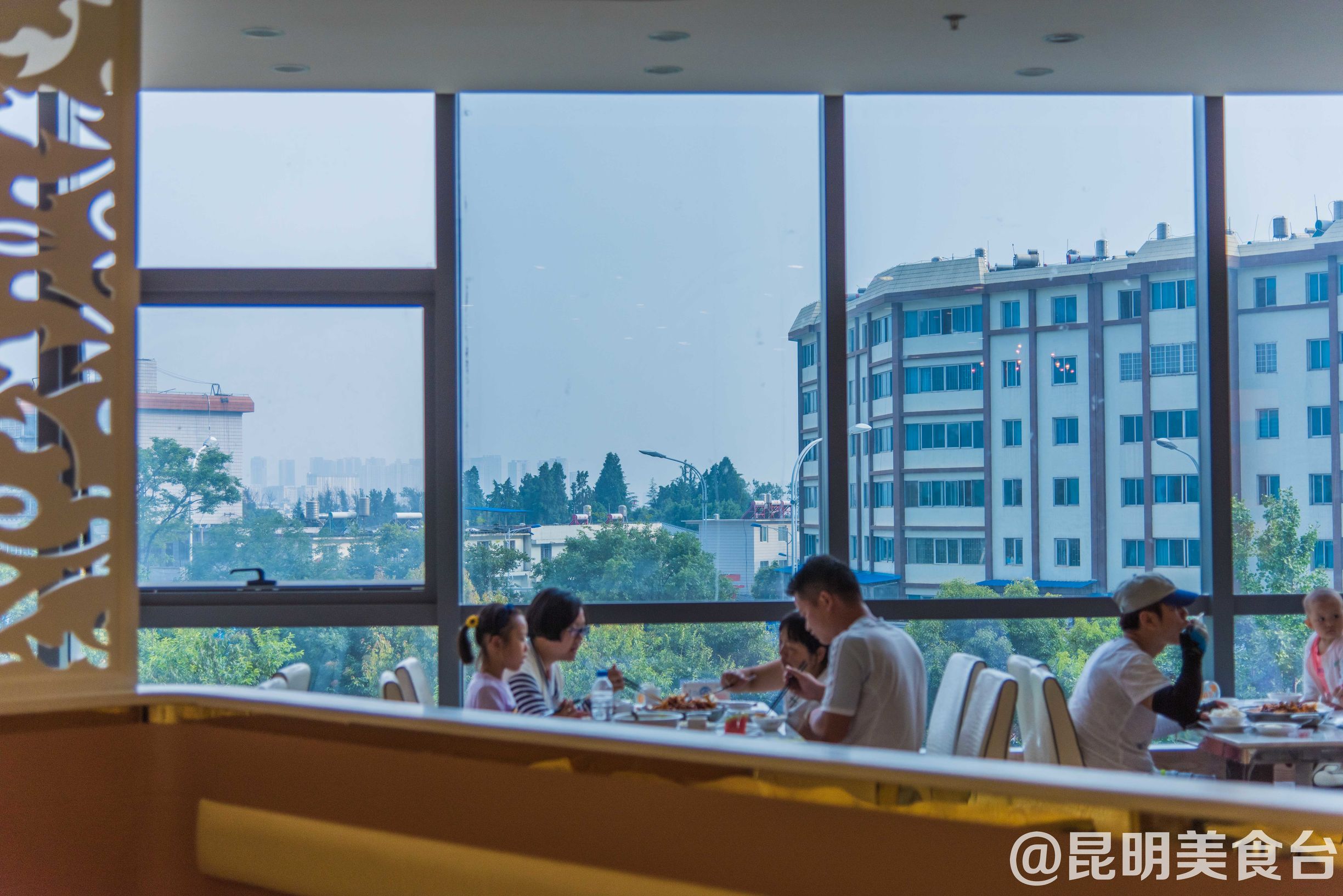 摸着良心讲，昆明关上某饭店，虾肉好吃到甩市区饭店10多条街