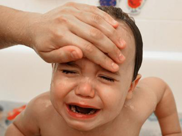 宝宝突然大哭宝妈赶紧安慰,宝宝哭闹时妈妈该怎么办