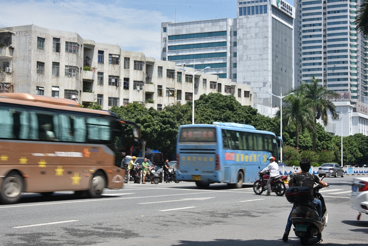 北海不礼让行人不扣分的视频,广西北海礼让行人监测点