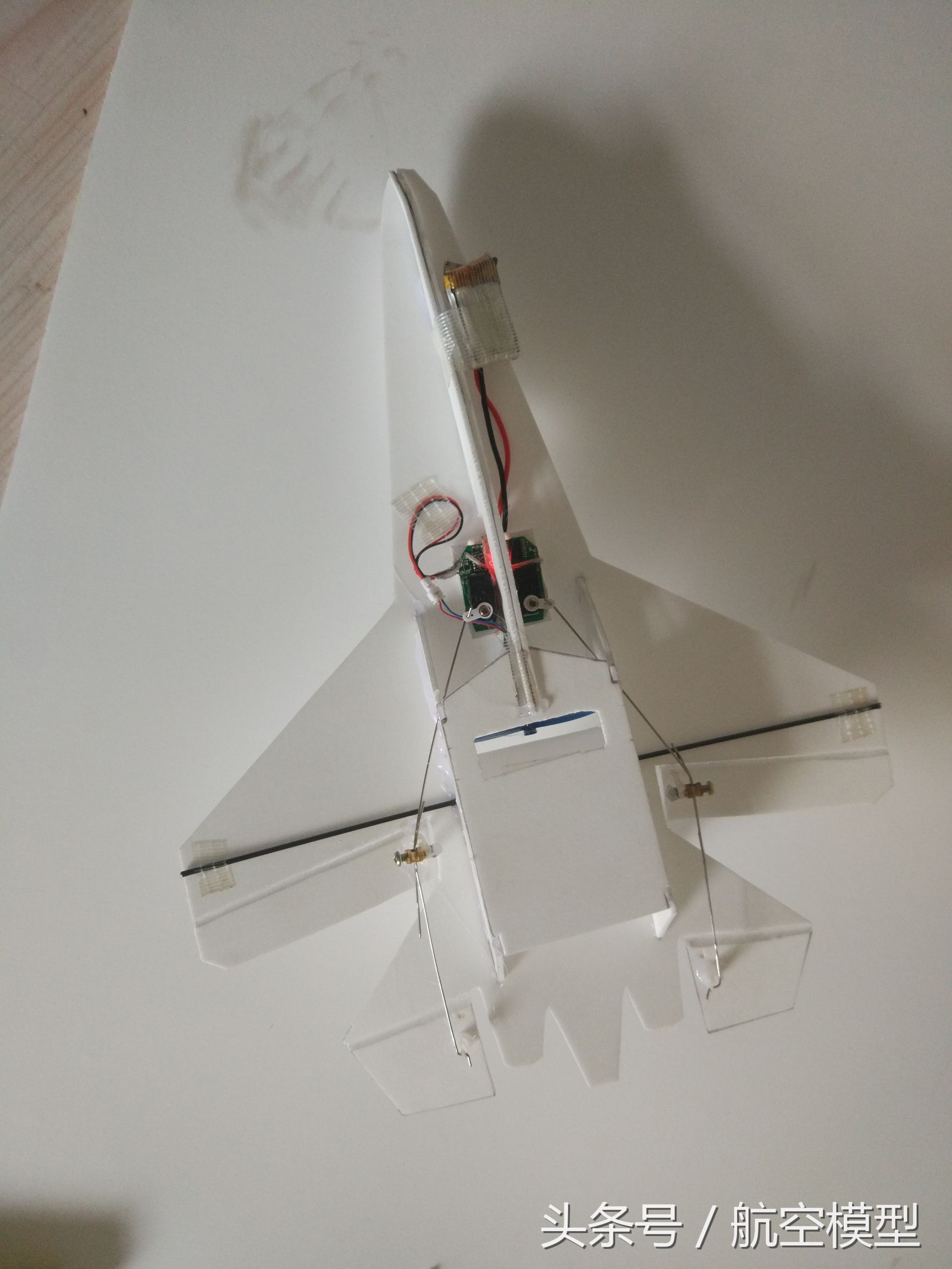 自制遥控小飞机只要一个小马达,自制一架小飞机