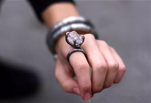 男士戴戒指的含义与戴法,女生右手戒指戴法含义