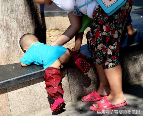 一周半宝宝总是挠屁屁,宝宝总挠屁股