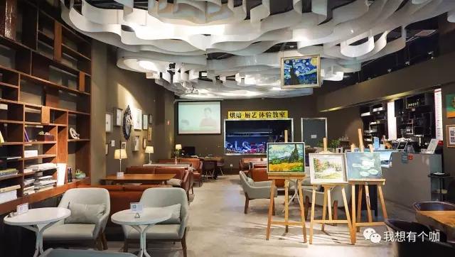 他辞去国企高管工作，把独立电影社搬进可以画画、喝咖啡的美术馆