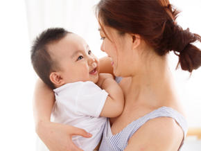 给宝宝喂奶要讲究,给宝宝喂奶平躺喂