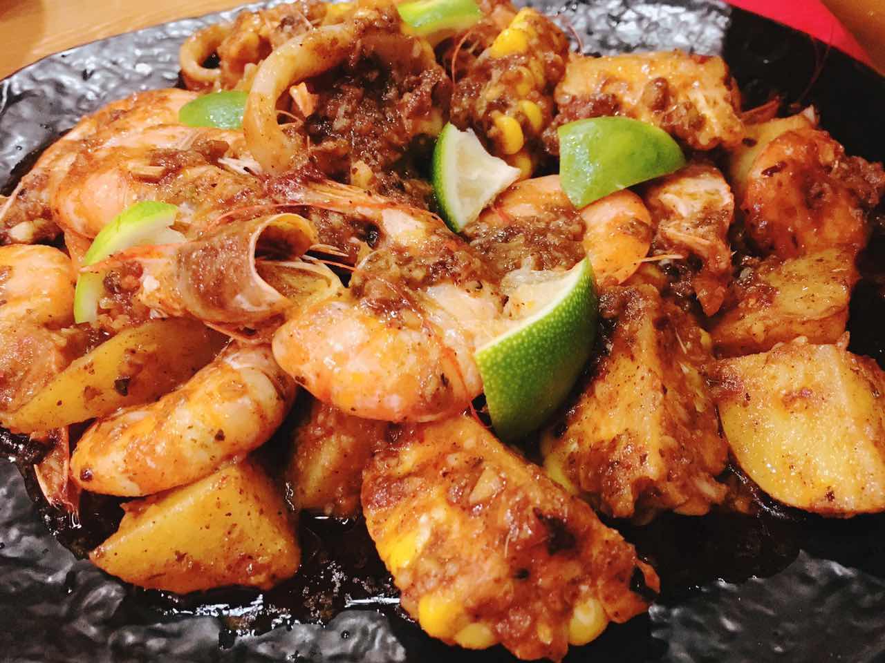 脚步丈量风情,在北京胡同里遇见嘻嘻辣串儿啤—嘻嘻辣东直门店记