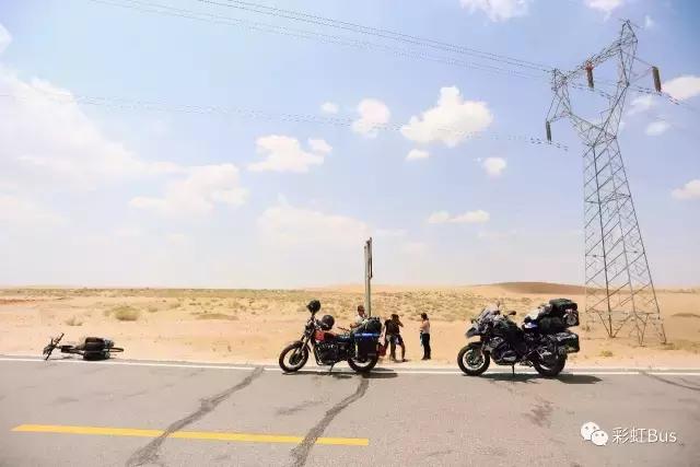 90后情侣骑摩托在额济纳，不小心拉了次最贵的屎