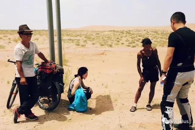 90后情侣骑摩托在额济纳，不小心拉了次最贵的屎