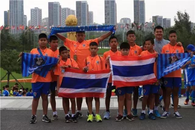 阳光少年聚赛场激情飞扬展风采,和平精英开幕式亮点