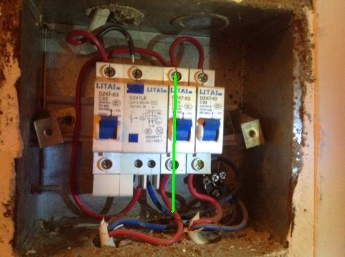 家里电路老是跳闸找谁报修,家里装暗线电工说有回电就会跳闸