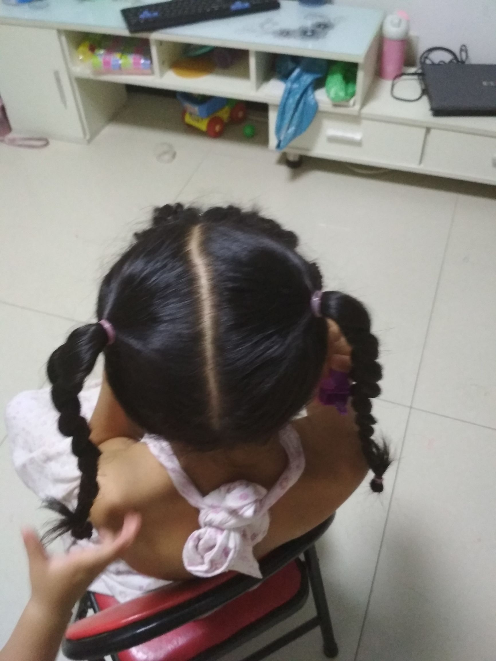 宝宝刘海怎么编起来好看,小孩高额头刘海怎么扎起来好看