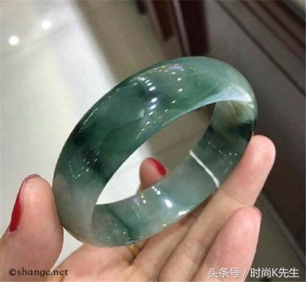 戴玉手镯有镇静安神的作用,有助于安神的玉手镯