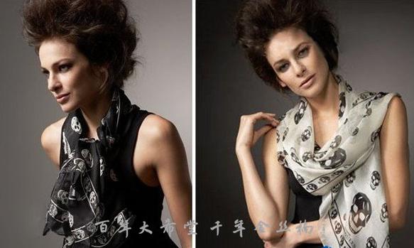 围巾围住头发,很冷围上围巾就不冷了