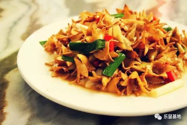 即将收获的石榴既美观又美味,又大又红的石榴真好吃