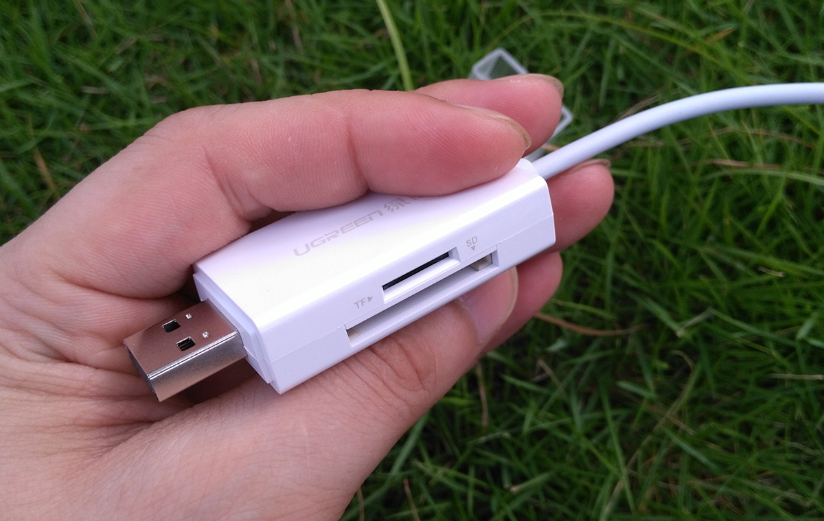 这款手机读卡器很有特色,标配了Lightning闪电接头