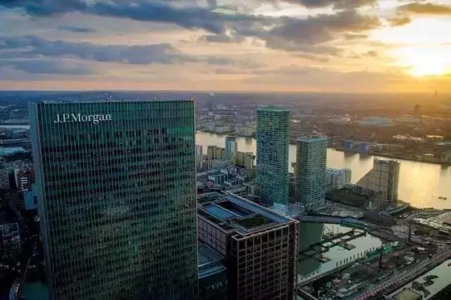 他们跟踪妹子一天，带你感受一下每天6点起床年薪50万的工作