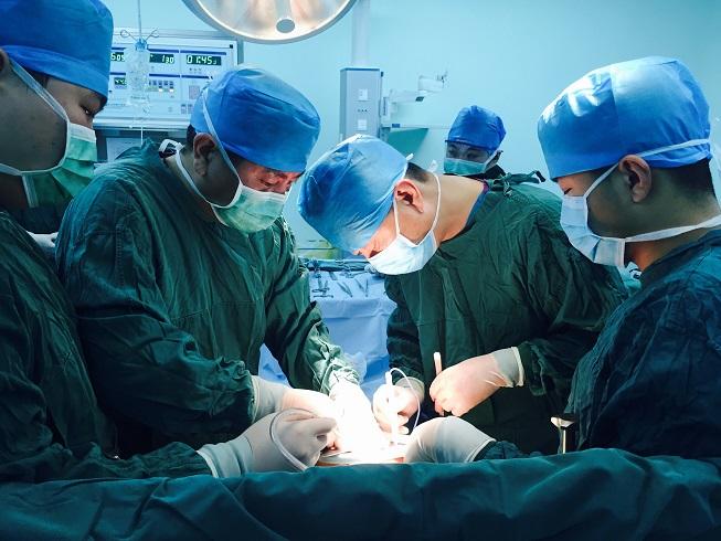 腰椎突出压迫坐骨神经痛怎么治疗,坐骨神经痛单侧屁股痛怎么治疗呢