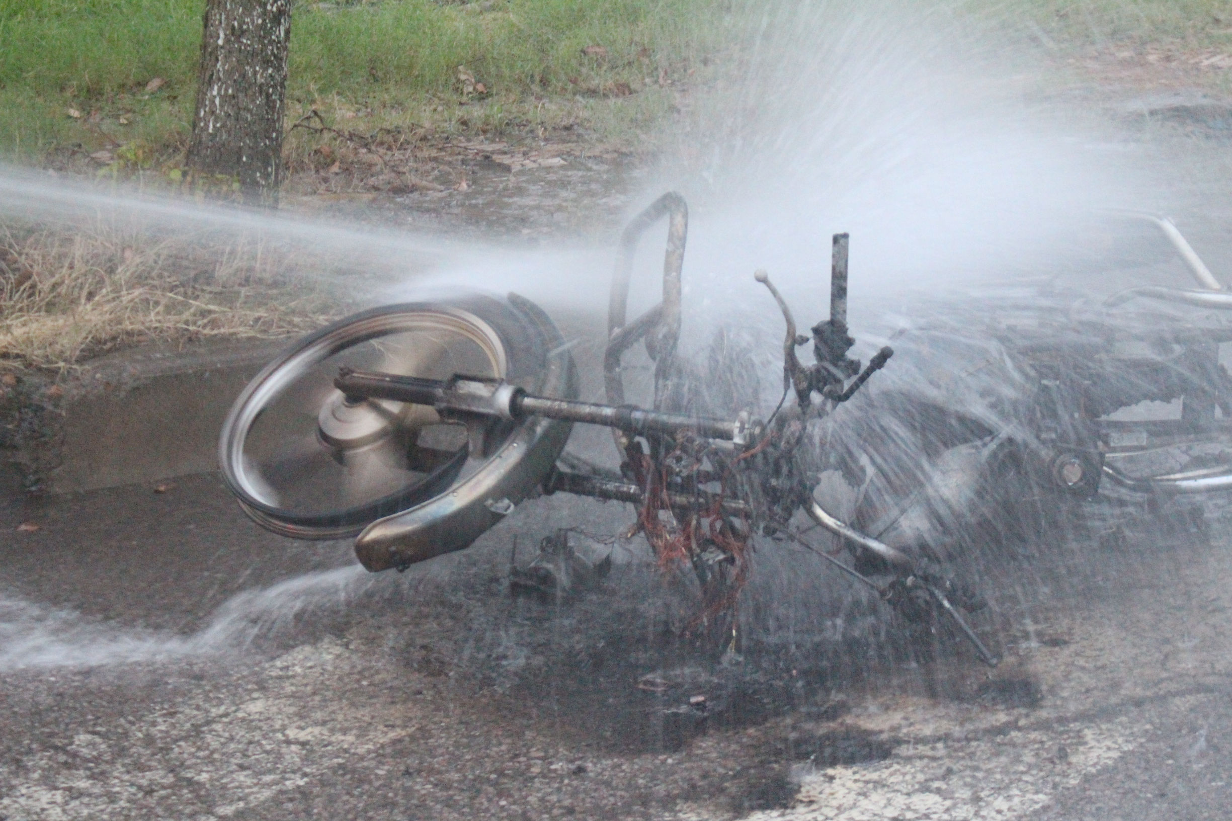 路上突然起火消防队迅速扑灭,摩托车起火民警飞奔救援30秒扑灭