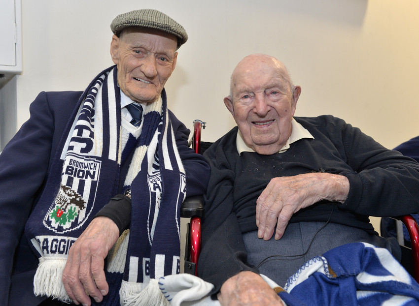 英超首轮爆满的山楂球场,空了一个座位