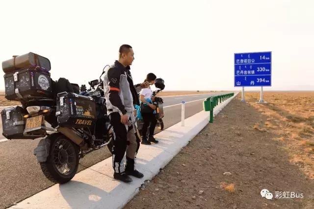 90后情侣骑摩托在额济纳，不小心拉了次最贵的屎