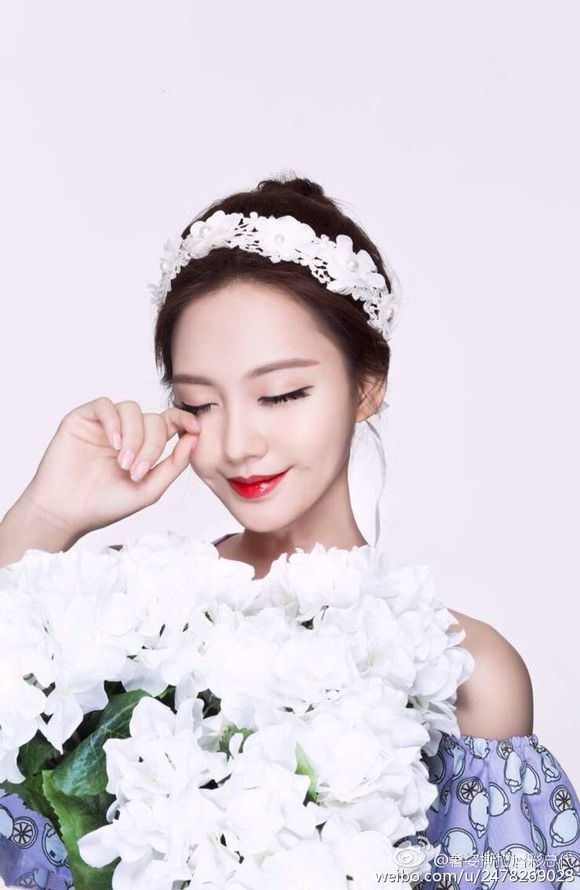 严智恩红裙,严智恩奢侈代言图片