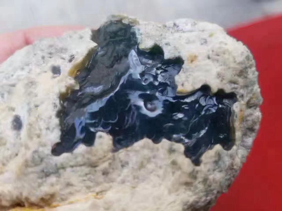 刚买来块5000的翡翠原石,开窗阳绿的翡翠原石能否时来运转