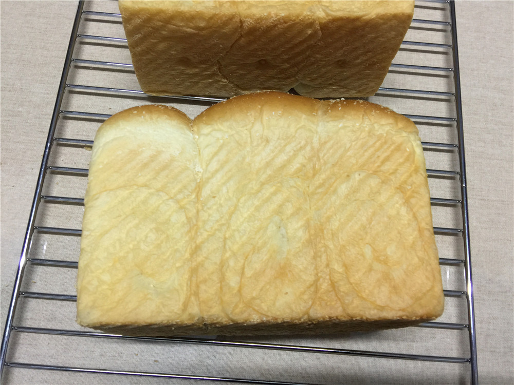 现烤松软的吐司奶香味十足,怎样制作柔软拉丝的吐司