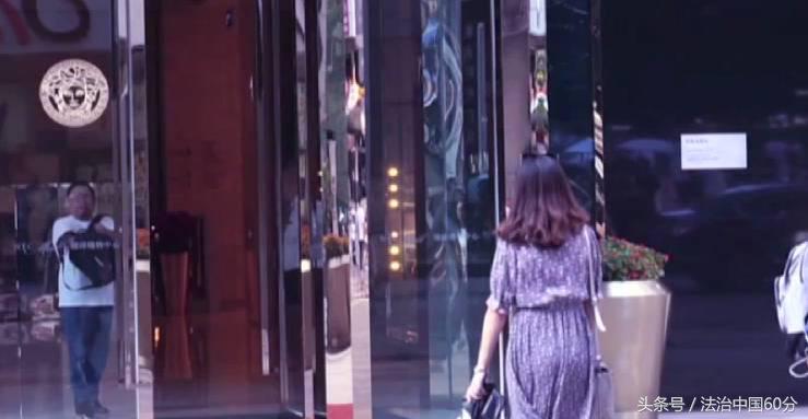 涉案超130万警方抓捕现场曝光 (警方抓获女诈骗犯现场)