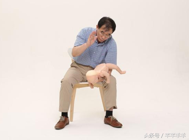 喉咙有异物堵塞急救视频,宝宝误吞异物如何处理