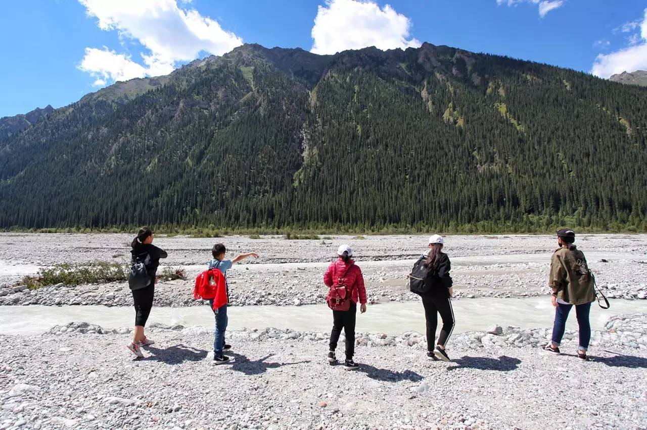 大手牵小手我们一起走,大手牵小手我们一起走图片