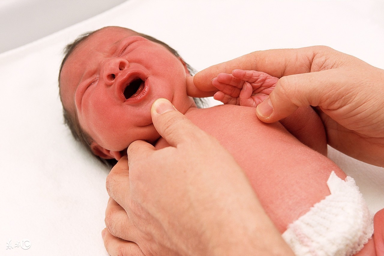 新生儿屁股红破皮涂什么,新生儿屁股红破皮焦了怎么办