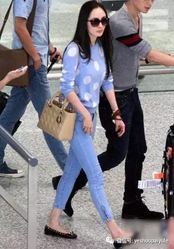 明星尬拍名场面,明星机场撞柱子尬舞