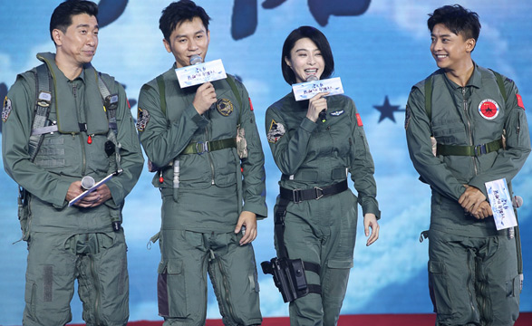 这些中国大明星都曾扮演飞行员,看看哪位最有军人气质?