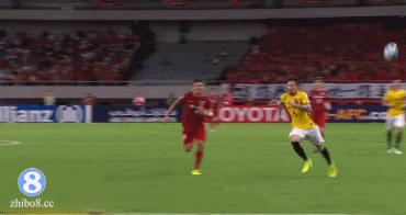 亚冠输球又输人，故意*力暴**肘击前队友，央视解说：红牌动作