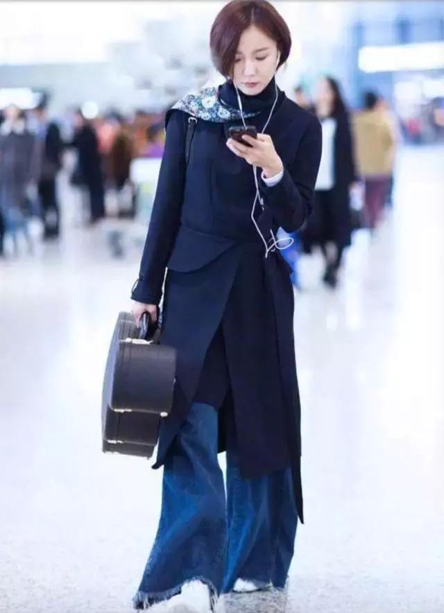 明星尬拍名场面,明星机场撞柱子尬舞