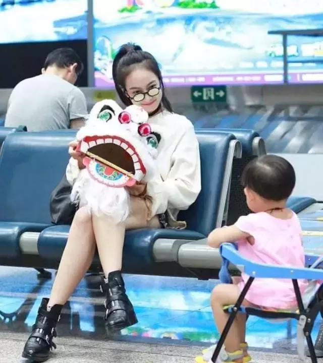 明星尬拍名场面,明星机场撞柱子尬舞