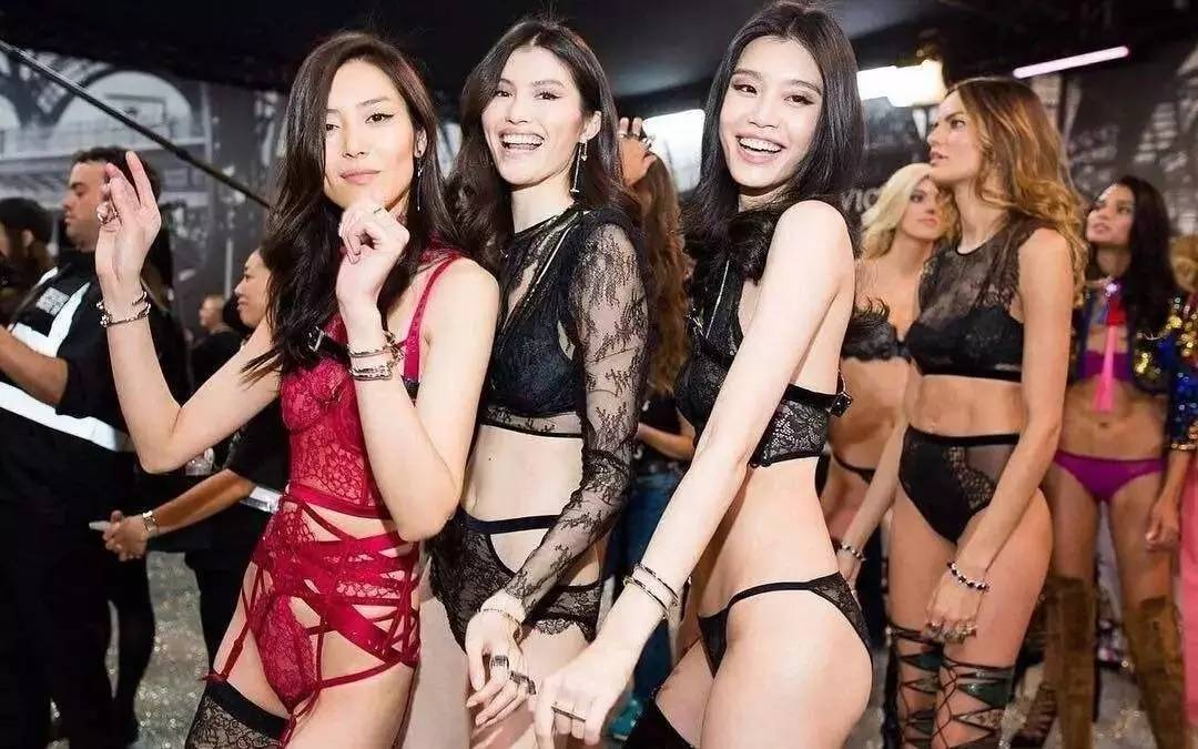 奚梦瑶刘雯维密粉色合照,上海维密秀何穗刘雯奚梦瑶