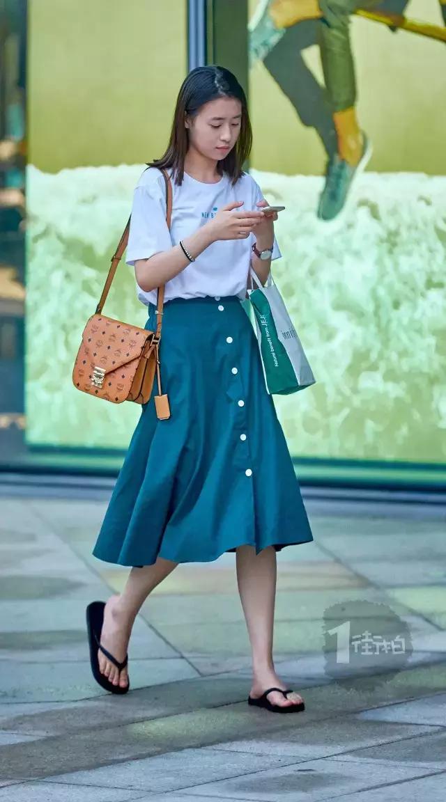 吊带裙一字领显腰身,吊带裙v领气质