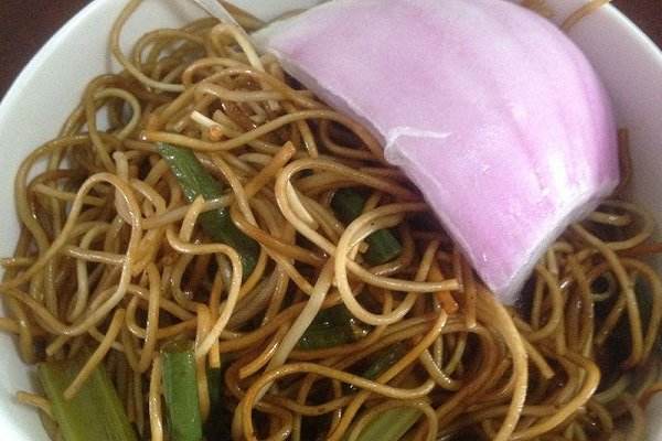 郑州大妈在杭州摆摊卖蒸面条，5元一份不到2小时就卖光，排长队