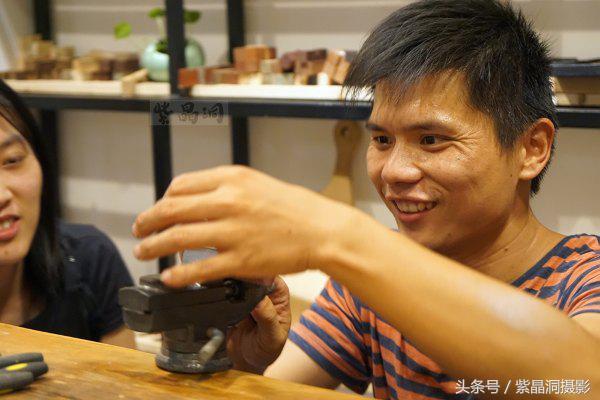 我们是谁？游客！我们做啥？木工！怎么做？打酱油！