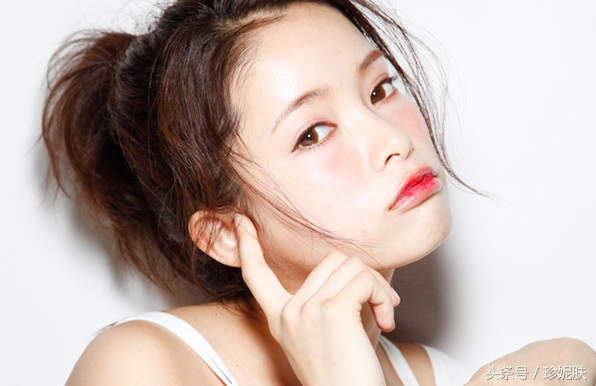 夏季肌肤护理要注意的事情,夏季常见的肌肤问题与保养方法